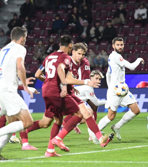 „CFR Cluj, o echipă fără stăpân”  Doi foști jucători au analizat situația actuală a ardelenilor: „Cred că sunt niște   probleme în vestiar”