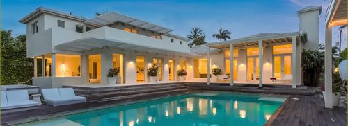 Casa în care au locuit Pique și Shakira. Foto: Captură YouTube, @HolaRevistaES