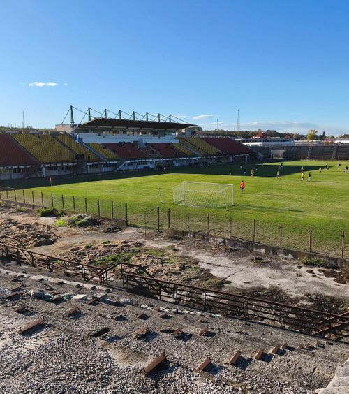 Fotbal printre ruine     FOTO  Polonezii ironizează arena construită de   Nicolae Ceaușescu : „Cel mai frumos stadion pe care l-am văzut vreodată”