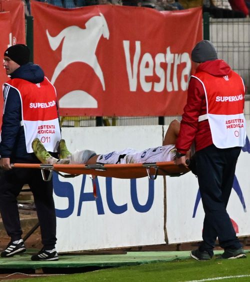 Ghinion teribil pentru Ilaș    FOTO.  Marele talent de la Botoșani,   luat cu targă  după o accidentare dură