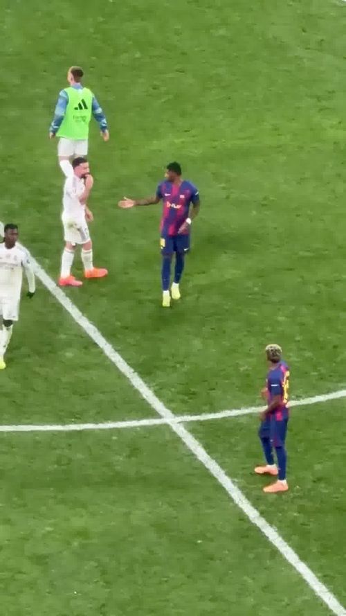 Încăierare între jucători la finalul meciului Real Madrid - Barcelona 2-1. Foto: Captură „X”, @defcentral