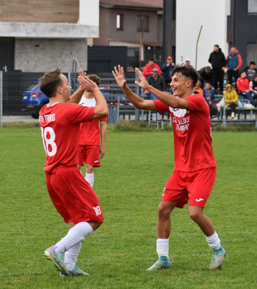 Gol de Liga Campionilor  Un jucător a reușit o execuție acrobatică într-un meci de   Liga 4