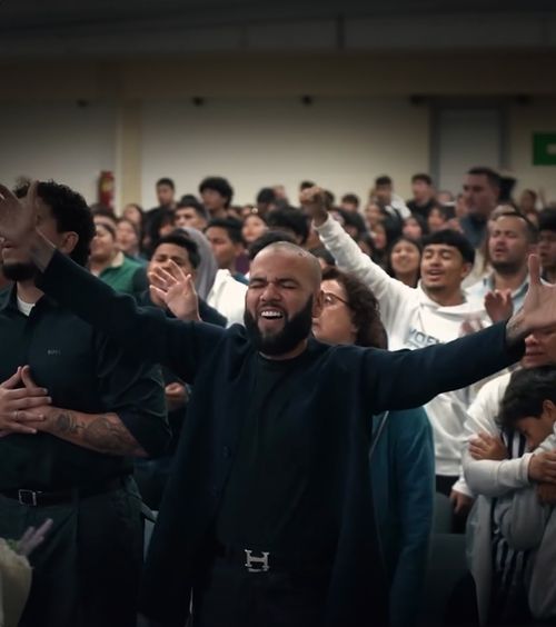 Unde predică Dani Alves  Brazilianul apare într-o biserică evanghelică fondată de un   american implicat în scandaluri sexuale