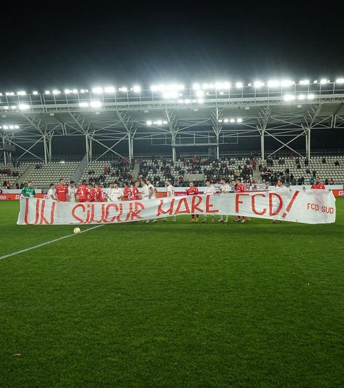 Mesaj special    FOTO.  Imagini de colecție: cu ce   banner  au intrat pe teren cele două Dinamo în Cupa României