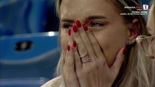 Sanatatea Cluj - U Craiova, sotia lui Laurentiu Popescu plange dupa ce portarul a incasat un autogol. Captura Prima Sport