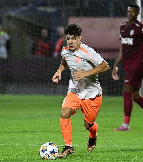 Accidentat grav la antrenament  Dinamovistul împrumutat în Liga 1   trebuie să se opereze,  după un duel cu un jucător venit în probe