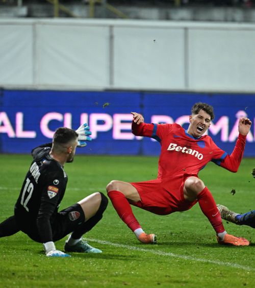 Dezastru pentru FCSB    FOTO.  David Miculescu,   transportat la spital  după ce s-a accidentat în meciul cu Gloria Bistrița