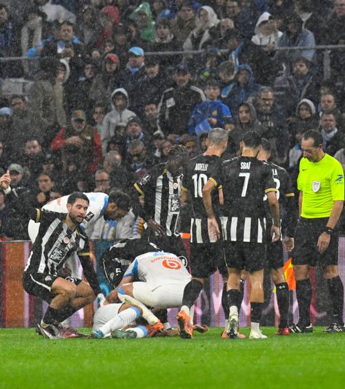 Momente de panică în Franța    VIDEO.  Mijlocașul lui Marseille   s-a prăbușit pe teren!  » Care este starea sa: „Suntem îngrijorați”