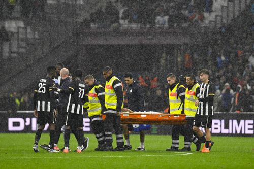 Bilal Nadir s-a prăbușit pe teren FOTO Imago