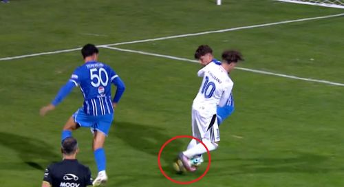 Momentul în care Nechifor blochează balonul care ricoșează ulterior la Mitrov, aflat în poziție de ofsaid. Foto - captură Prima Sport