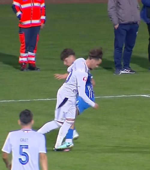 Fază ciudată în Cupa României    FOTO.  Arbitrul dictase penalty, dar   VAR l-a anulat  și a dictat ofsaid, deși fotbalistul jucase mingea spre centrul terenului