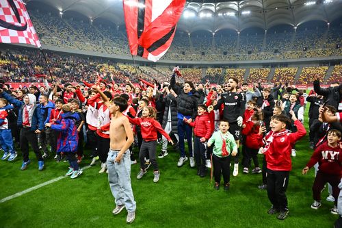 Teren invadat la finalul meciului Dinamo - CFR Cluj (FOTO: Raed Krishan / GOLAZO.ro)