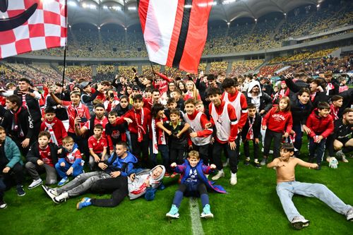 Teren invadat la finalul meciului Dinamo - CFR Cluj (FOTO: Raed Krishan / GOLAZO.ro)