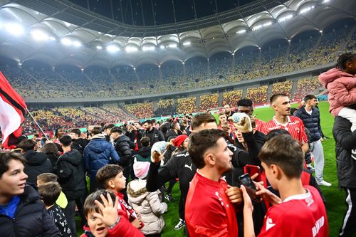 Teren invadat la finalul meciului Dinamo - CFR Cluj (FOTO: Raed Krishan / GOLAZO.ro)
