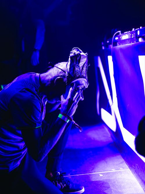 Îl recunoști?    FOTO.  Cine e mascatul care a îmbrăcat   tricoul României  și a ridicat în aer mii de clujeni