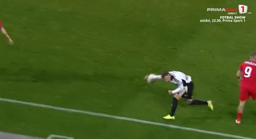 U Cluj - FCSB. Murgia vede primul „galben” după ce dă cu balonul de pământ. Foto - captură Prima Sport (5).jpg