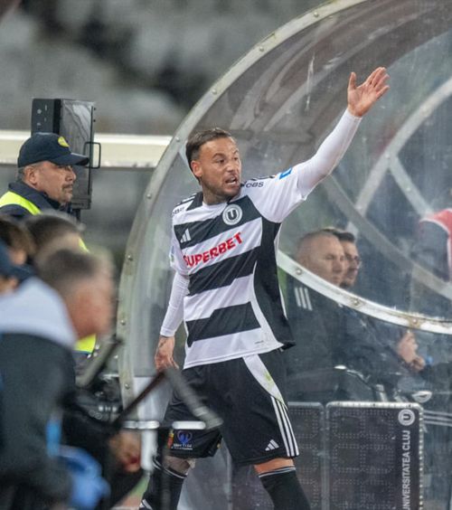 Murgia, de neînțeles    FOTO.  Mijlocașul lui U Cluj, eliminat după   două „galbene” stupide  în   doar 3 minute!  De ce VAR nu l-a putut salva