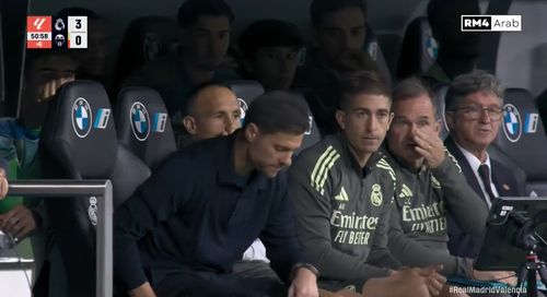 Reacția lui Xabi Alonso după ce Vinicius a ratat un penalty în Real Madrid - Valencia 4-0. Foto: Captură X/M03GZA