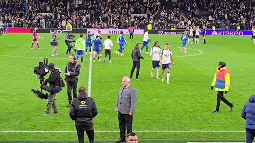 Momentul când Djed Spence și Micky van de Ven au refuzat să dea mâna cu Thomas Frank. Foto: YouTube/Chris Cowlin
