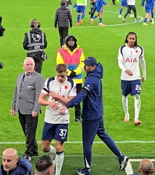 Și-au ignorat antrenorul     FOTO  Cum a reacționat Thomas Frank după ce fundașii lui Tottenham   au refuzat să-l salute