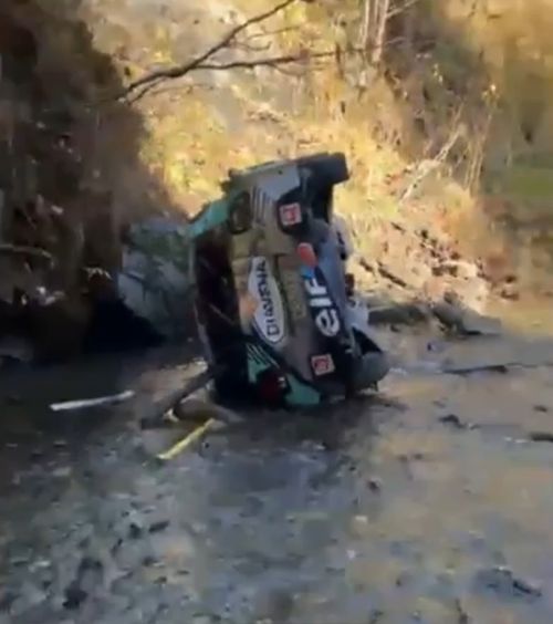A căzut cu mașina în râu     FOTO  Accident grav pe   Transfăgărășan.  A izbit parapetul, apoi a ajuns în râul Argeș