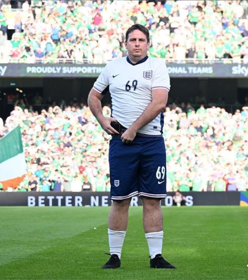 Arestat pentru o farsă  Un youtuber a intrat pe teren la un meci de rugby și   a fost ridicat de poliție  după ce a cântat imnul Australiei