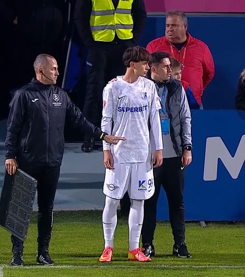 Debut la 16 ani  Juniorul #67 promovat de Farul:   a jucat primul meci la seniori  în victoria cu Csikszereda, 3-0 » Este internațional de tineret