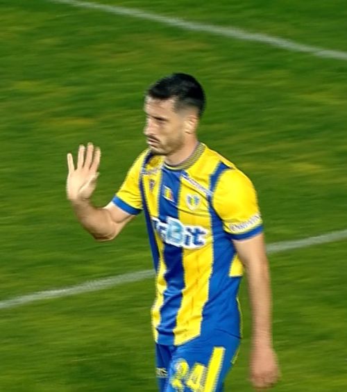 Momentele meciului Petrolul - Botoșani    FOTO:  Fair-play-ul lui Ricardinho și rafinamentul lui   Gicu Grozav  + Penalty ratat de Mitrov