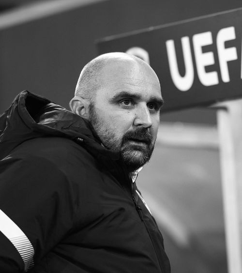 Tragedie în Serbia  Antrenorul celor de la Radnicki s-a prăbușit la marginea terenului în meciul cu Mladost și   a murit în drum spre spital  » Jucătorii, în lacrimi pe teren