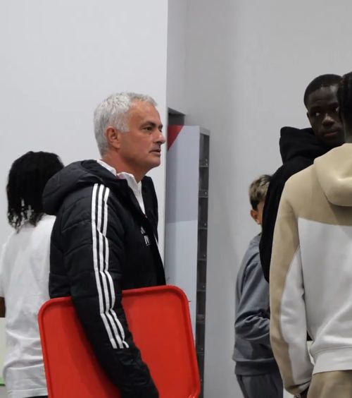 Mourinho, vizită-surpriză    VIDEO.  Unde a fost surprins tehnicianul portughez: „Face parte din   cultura clubului Benfica”