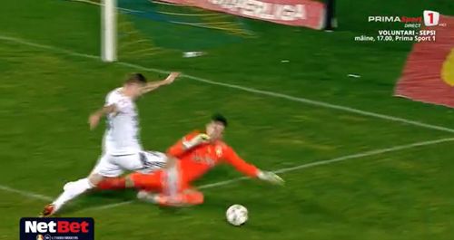 Contactul dintre Krell și Kovtalyuk din Petrolul - Botoșani, în urma căruia oaspeții au primit penalty. Foto: Captură/Prima Sport 1