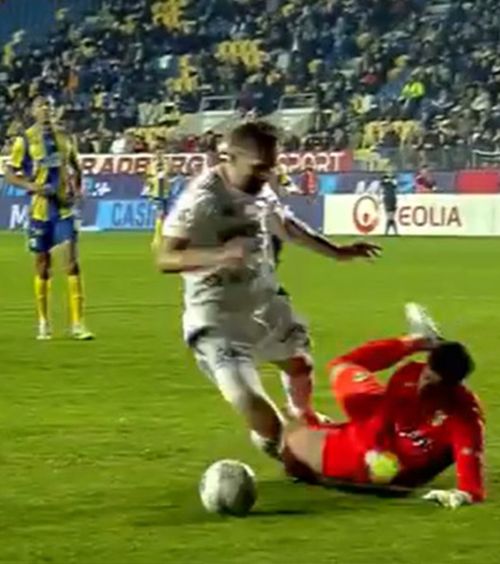 Greșeală de arbitraj?    FOTO.  Experții se contrazic după penalty-ul acordat pentru liderul din Liga 1:   „Simulare îngrozitoare!”  / „E 11 metri” 