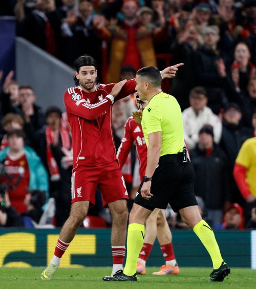 Controversă cu Istvan Kovacs    FOTO. 4 minute  a stat arbitrul să analizeze un posibil penalty la Liverpool - Real.   Ce a dictat în final