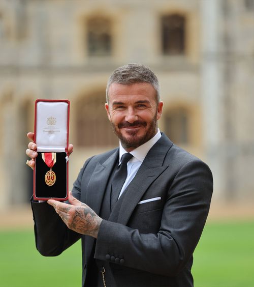 Sir David Beckham  Fostul internațional englez a primit   titlul de cavaler  din partea Regelui Charles al III-lea. Costumul purtat, creat de soția, Victoria, și inspirat de monarh