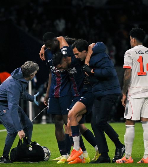Hakimi, scos pe brațe     FOTO.   Accidentare gravă pentru fundașul lui PSG, la meciul pierdut cu     Bayern +   Probleme noi pentru Dembele