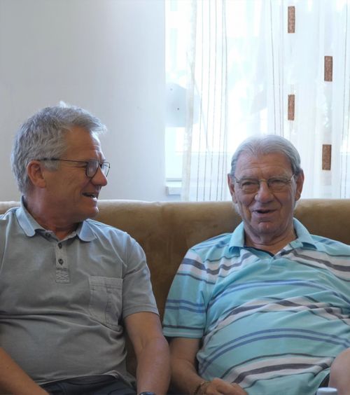 Ultima întâlnire Emeric Ienei - Loți Bölöni     Imagine-testament   a unei prietenii născute în vestiarul Stelei ’86. Oradea, locul ultimei lor revederi