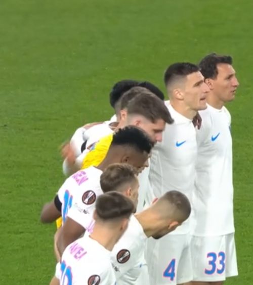 Liniște totală    FOTO.  Imagini de la momentul de reculegere ținut   în memoria lui Emeric Ienei  înainte de Basel - FCSB  