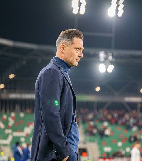 Rădoi, un car de nervi    FOTO.  Tehnicianul Craiovei,   eliminat în Austria  după ce a văzut două „galbene” în 7 minute!