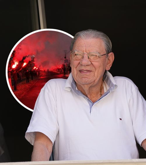 Omagiat de suporteri  Imagini impresionante de la înmormântarea lui   Emeric Ienei