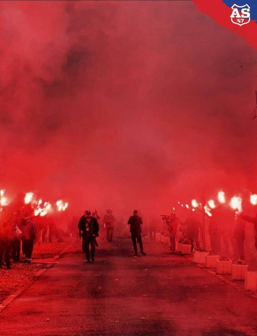 Suporterii Stelei au aprins torțe roșii în timpul ceremoniei de înmormântare. Foto: Facebook, AS47