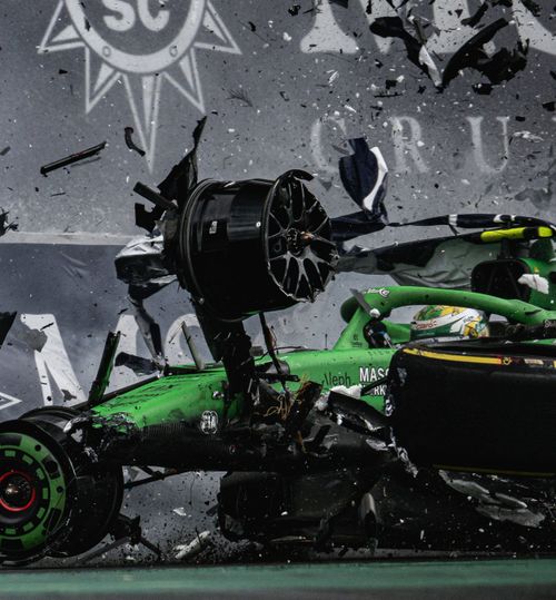 Impact la 339 km/h!    FOTO+VIDEO.  Accident groaznic în Formula 1. Monopostul   a fost distrus