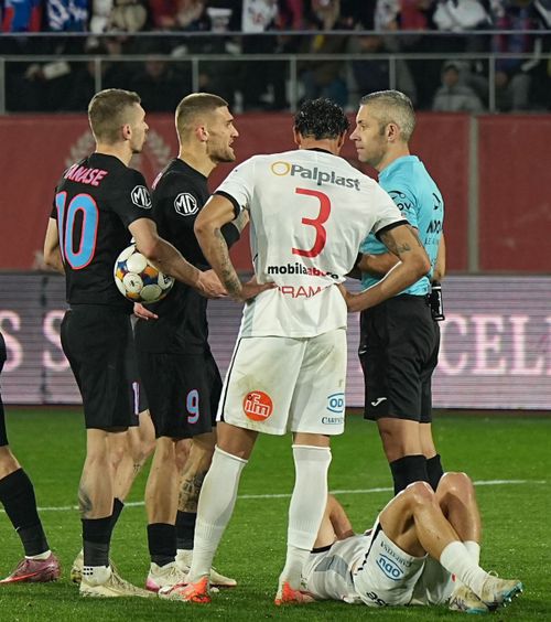 Bîrligea, eliminat și certat  Atacantul de la FCSB a primit   două „galbene”  în doar două minute + Tănase, reproșuri pentru atacant