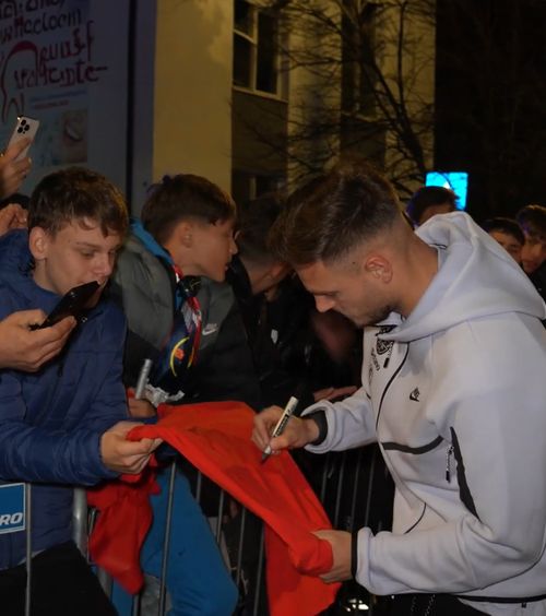 FCSB, asaltată de fani    FOTO+ VIDEO.    200 de fani au așteptat campioana, după meciul de la Sibiu.   Trei fotbaliști n-au refuzat pe nimeni