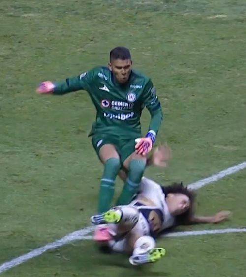 „A intrat ca un buldozer”    VIDEO.  Accident sau rea-intenție? I-a rupt tibia cu un   fault brutal:  „Mai lăsați-ne, jucătorii noștri nu sunt murdari!”