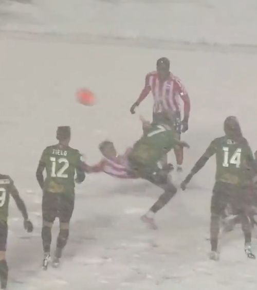 Titlu câștigat pe viscol    FOTO.    Portarul campioanei a deszăpezit terenul  + Cine a marcat un gol fabulos