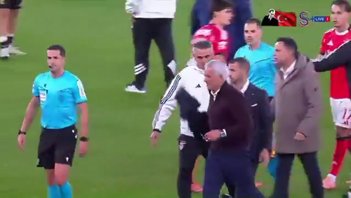 Mourinho, furios la finalul partidei Benfica - Casa Pia 2-2. Foto Captură X (7).png