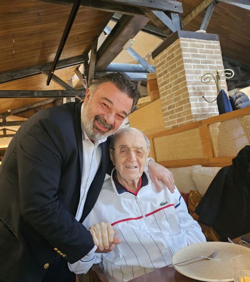 Apariție rară    FOTO.   Cum arată acum fostul președinte al Stelei, ajuns la   90 de ani