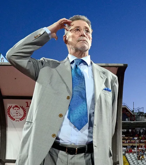 Cum se simte Cornel Dinu  Legenda lui Dinamo oferă detalii despre starea sa de sănătate: „Mi-au pus 12 senzori.   Parcă eram RoboCop”