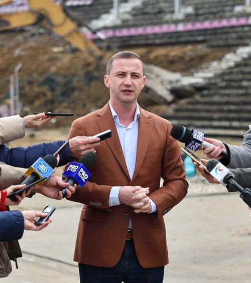 „O nebunie pe care n-o acceptăm”   Noi detalii despre construcția arenei   de 130 de milioane de euro:  „Nu poți face 4 stadioane la București și zero aici”