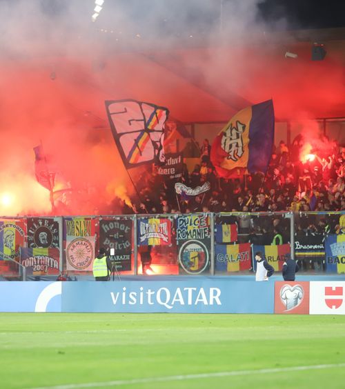 Bosniacii cer interzicerea fanilor români    FOTO.     Criminal de război, elogiat  de ultrași înainte de meci! Ce banner au afișat + ce riscă